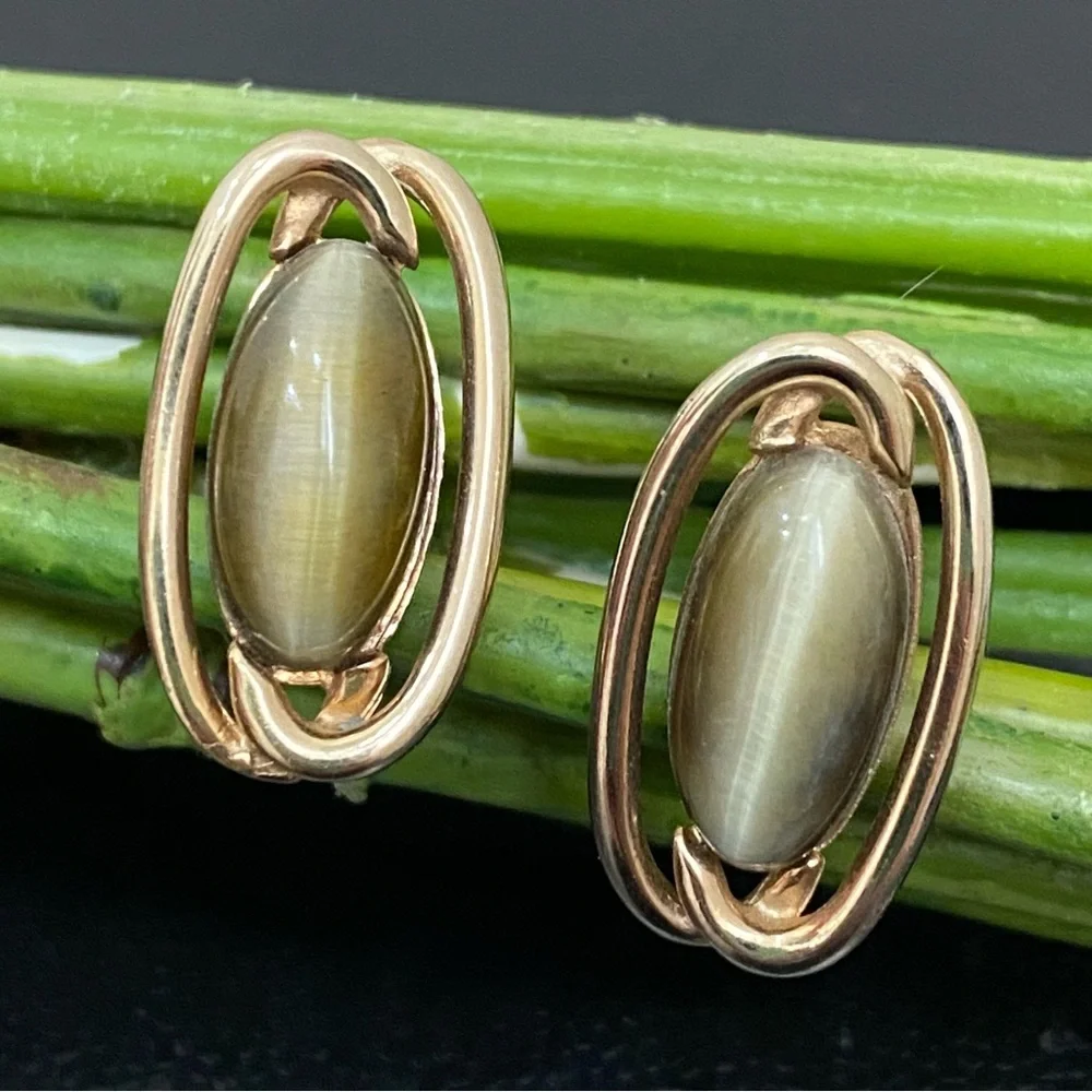Vintage SWANK Olive Green Cats Eye Oval Gold-tone Cuff Links